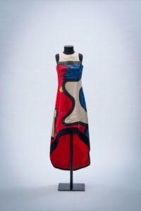 Nelson Leirner, vestido de noite, malha Rhodianyl, 144 x 42 cm, doação, Rhodia, 1968. Foto: Eduardo Ortega