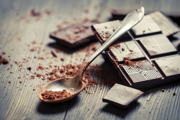 Resultado de imagem para Coma chocolate, ele melhora o sono e memória