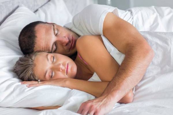 02_Spoon_Sleep-Positions-for-Couples-and-What-They-Reveal-About-Your-Relationship_iStock_43052798_LARGE-760x506