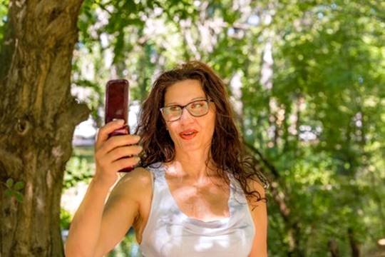 mulher selfie foto ar livre clipdealer